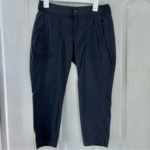 Athleta Women’s Capris Pants Size 8P Black Nylon Spandex Blend. Zip/snap closure